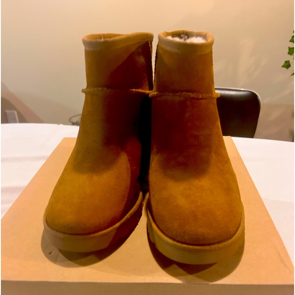 Ugg size 7 tan wedge bootie